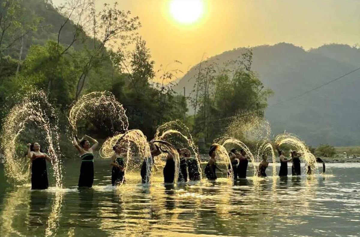Lễ hội gội đầu của người Thái ở Lai Châu